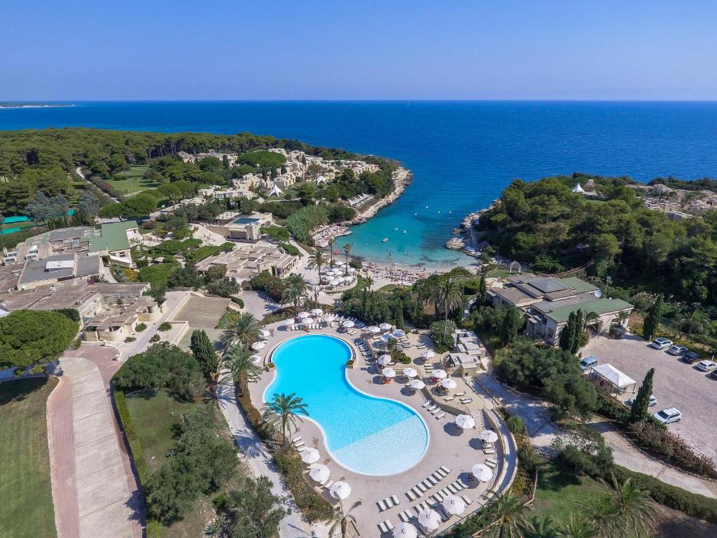 una vista aerea sul resort e sull'oceano di Le Cale D'Otranto Beach Resort a Otranto