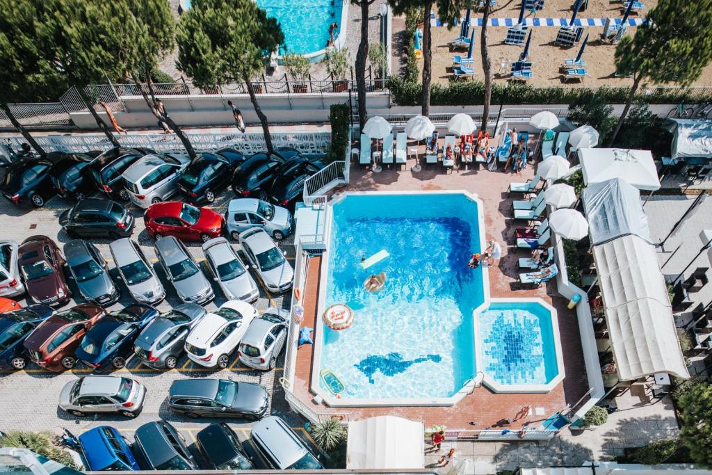 Basen w obiekcie Hotel La Bussola lub w pobliżu