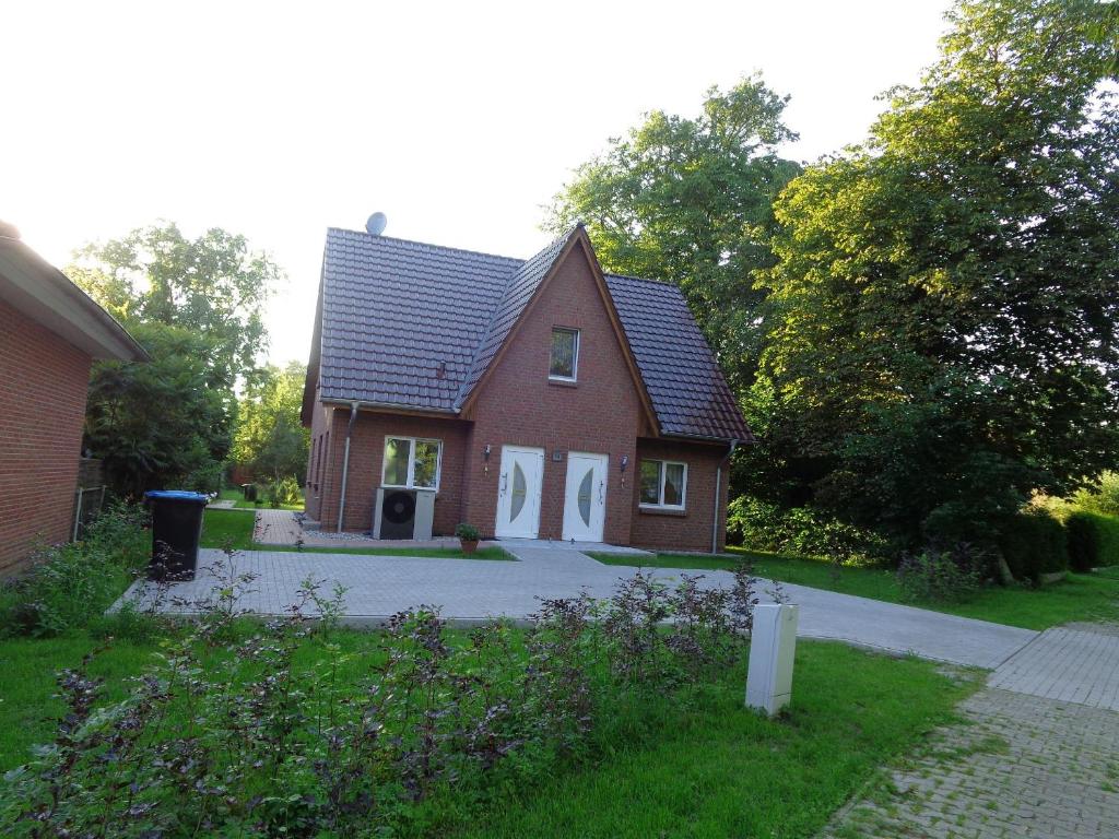 Groß MohrdorfにあるHaus-Hempelの赤レンガ造りの黒屋根