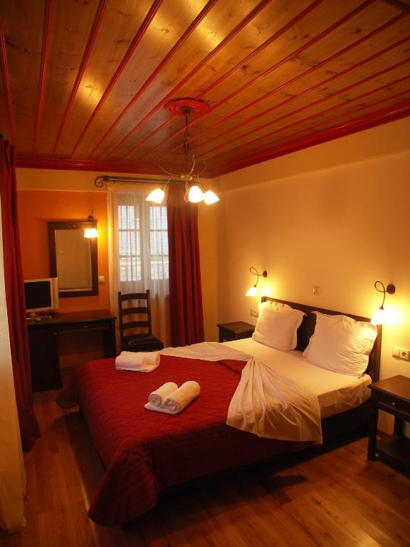 Postel nebo postele na pokoji v ubytování Zagori Philoxenia Hotel