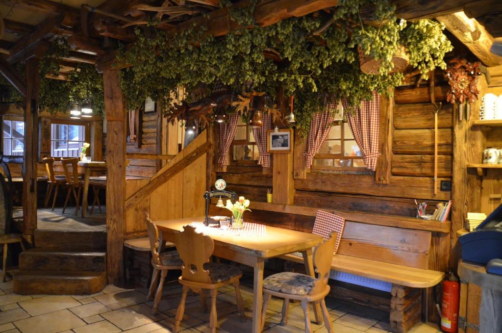 uma sala de jantar com uma mesa de madeira e cadeiras em Landgasthof Untere Mühle em Alpirsbach