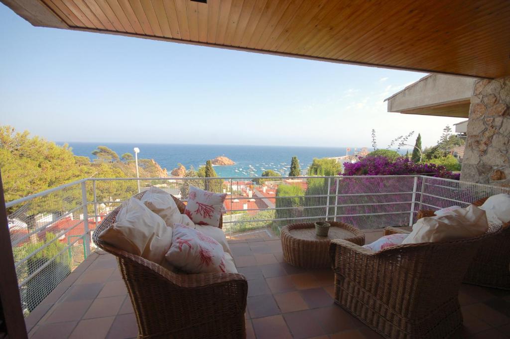 Un balcón con sillas y vistas al océano. en Lets Holidays Sailor House with Sea Views, en Tossa de Mar