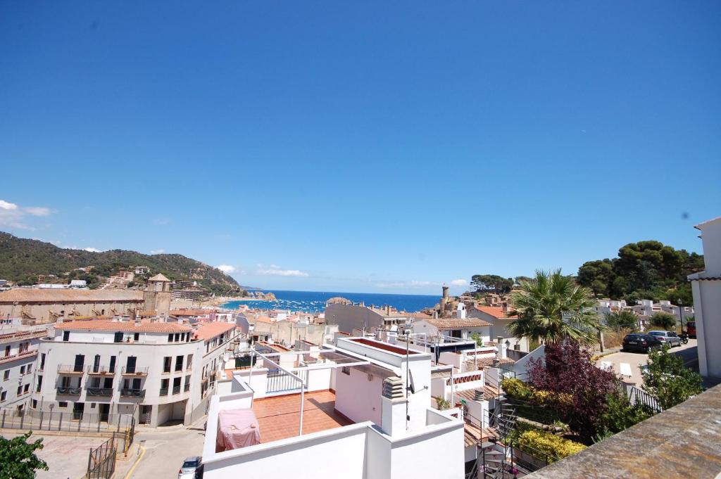 una vista de una ciudad con el océano en el fondo en Lets Holidays Big Terrace House and 2 Parking en Tossa de Mar