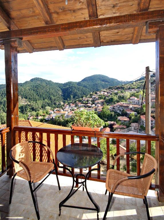 Vista generica sulle montagne o vista sulle montagne dall'interno dell'affittacamere