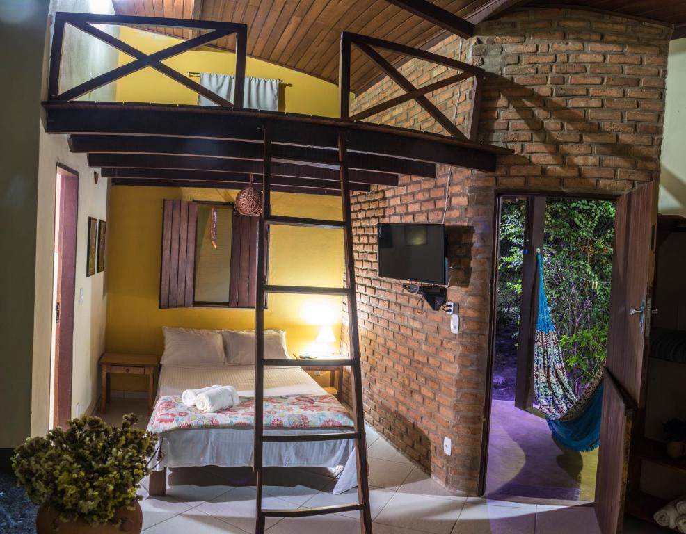 Villa Justen Pousada في لينكويس: غرفة نوم مع سرير بطابقين في غرفة