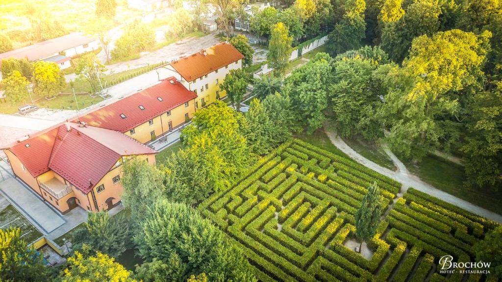 una vista aérea de un edificio con jardín en HOTEL I RESTAURACJA BROCHÓW en Wroclaw