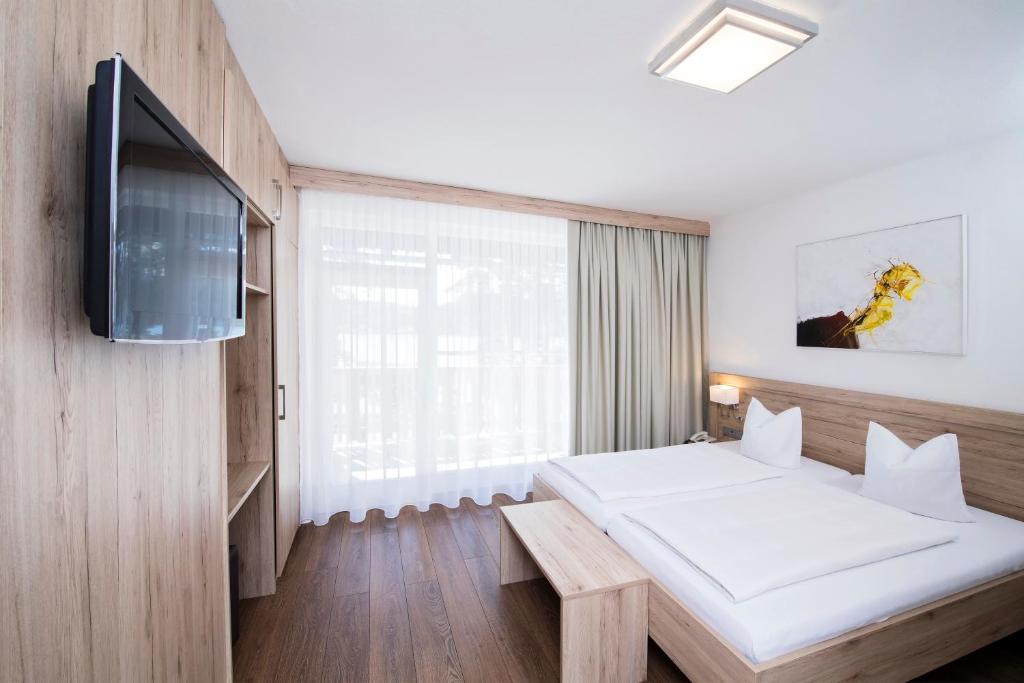 TV a/nebo společenská místnost v ubytování Terrassenhotel Reichmann