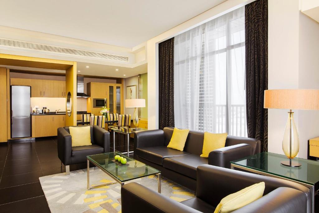 Kuchyň nebo kuchyňský kout v ubytování Hala Arjaan by Rotana, Deluxe Hotel Apartments