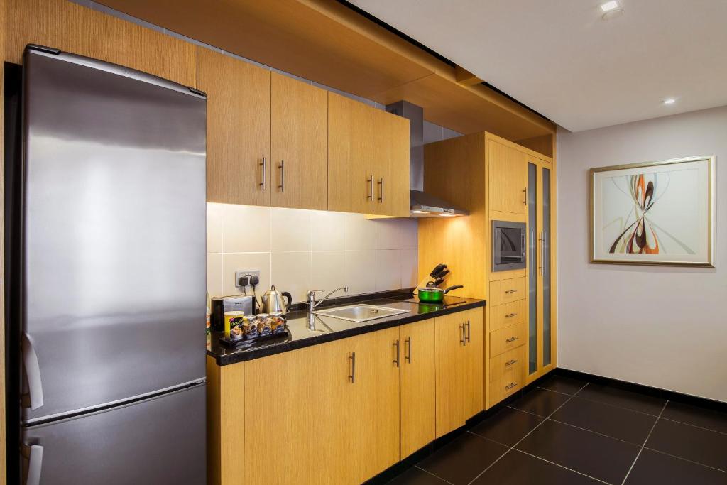Kuchyň nebo kuchyňský kout v ubytování Hala Arjaan by Rotana, Deluxe Hotel Apartments