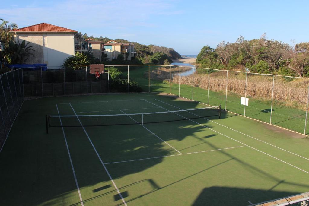 Tenis a/nebo squash v ubytování Aqualuna Apartments nebo okolí