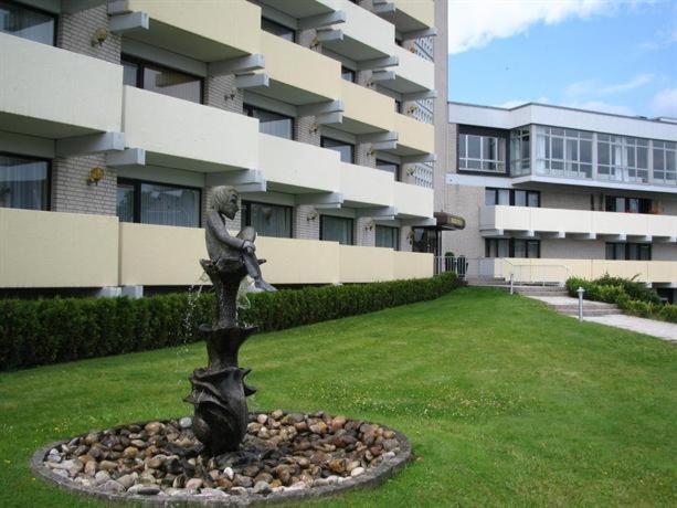 a statue in front of a large building at Studio mit schöner Aussicht in Bad Rothenfelde