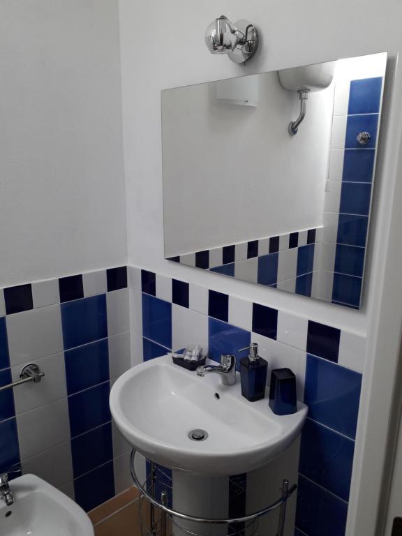 Koupelna v ubytování B&B Il Porticciolo Portoscuso