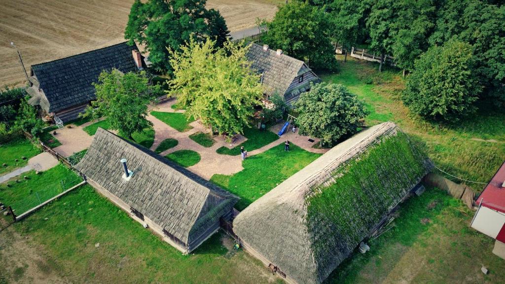 una vista aérea de un grupo de edificios con árboles en Gniazdo w Felicjanowie en Uniejow