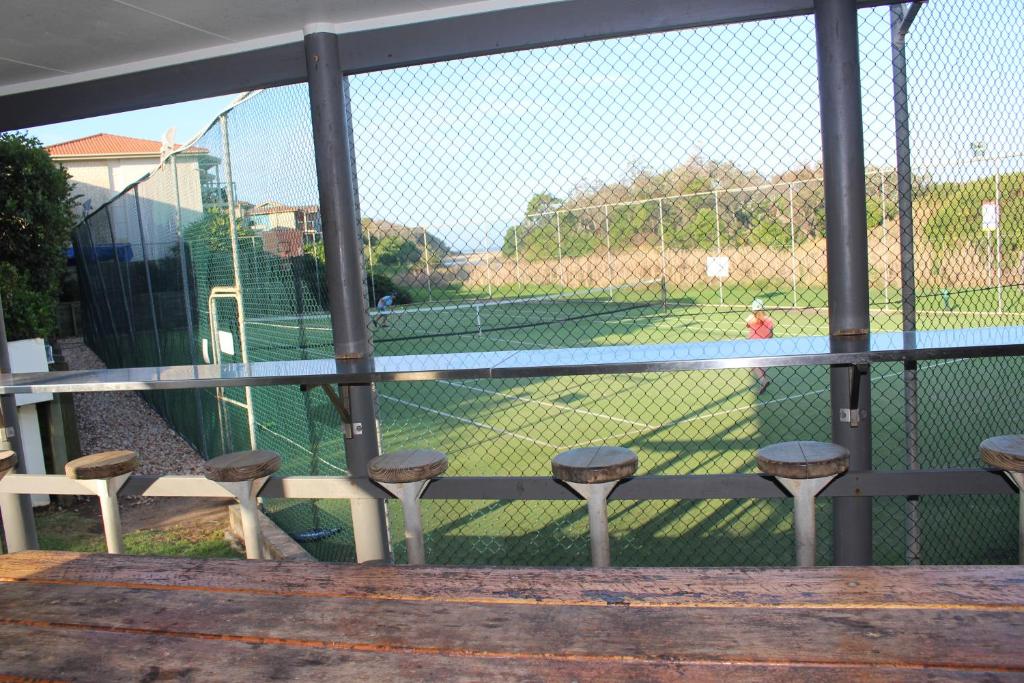 Tenis a/nebo squash v ubytování Aqualuna Apartments nebo okolí