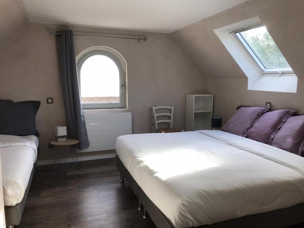 um quarto com uma cama grande e uma janela em Gite Nature Loire et Châteaux 3* em Villandry
