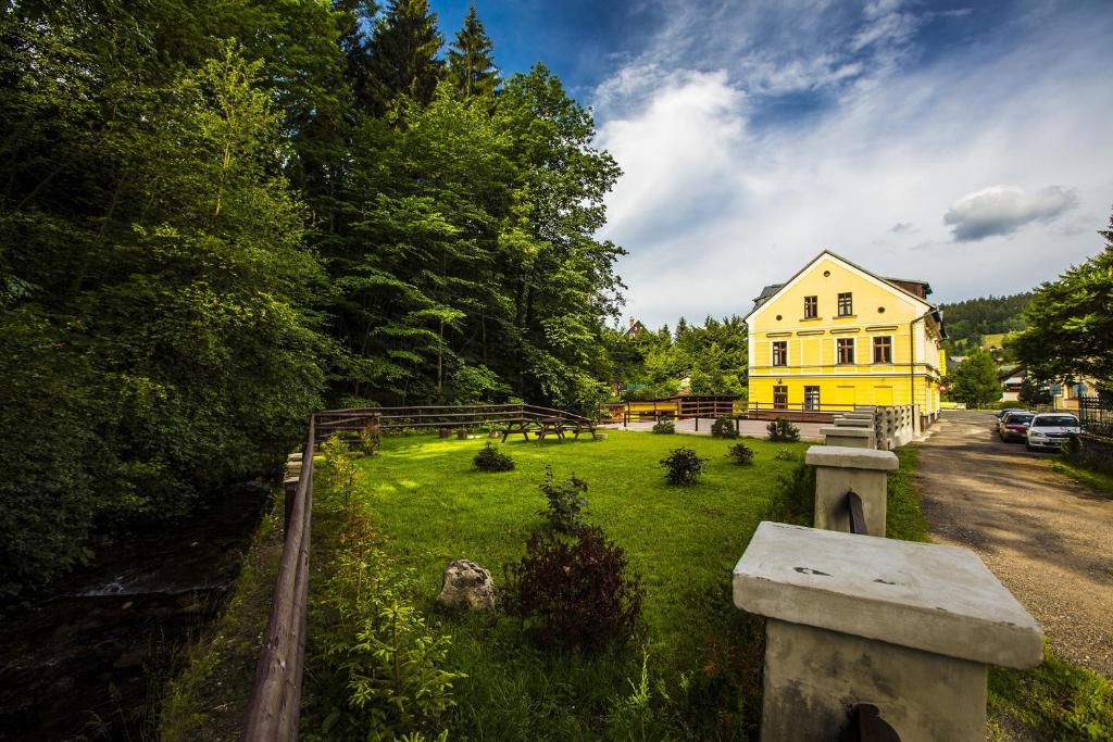 Ogród w obiekcie Yellow Ski Apartments