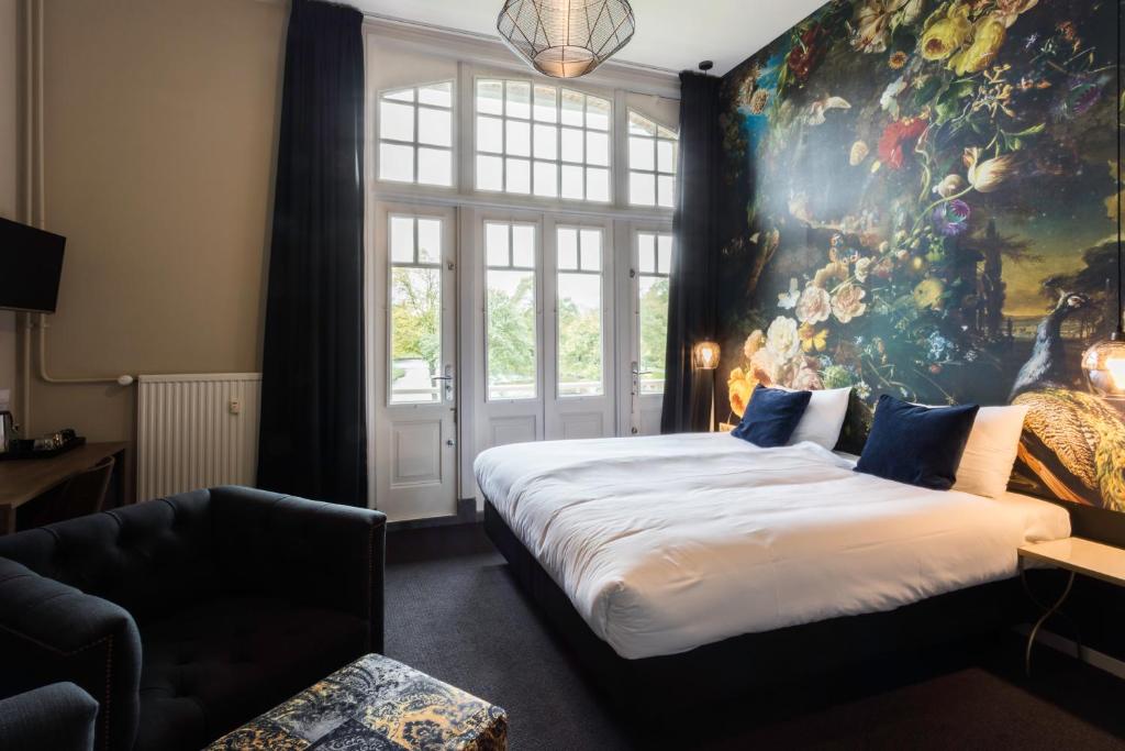 Postel nebo postele na pokoji v ubytování Rijksmonument Hotel de Sprenck