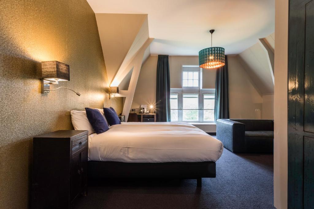 Postel nebo postele na pokoji v ubytování Rijksmonument Hotel de Sprenck