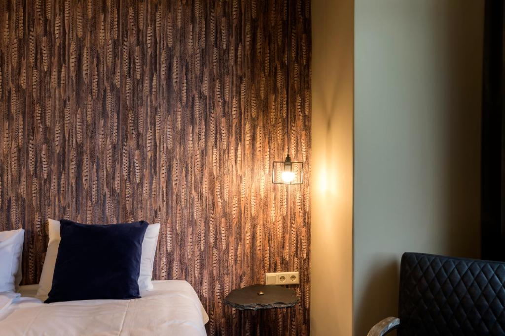 Postel nebo postele na pokoji v ubytování Rijksmonument Hotel de Sprenck