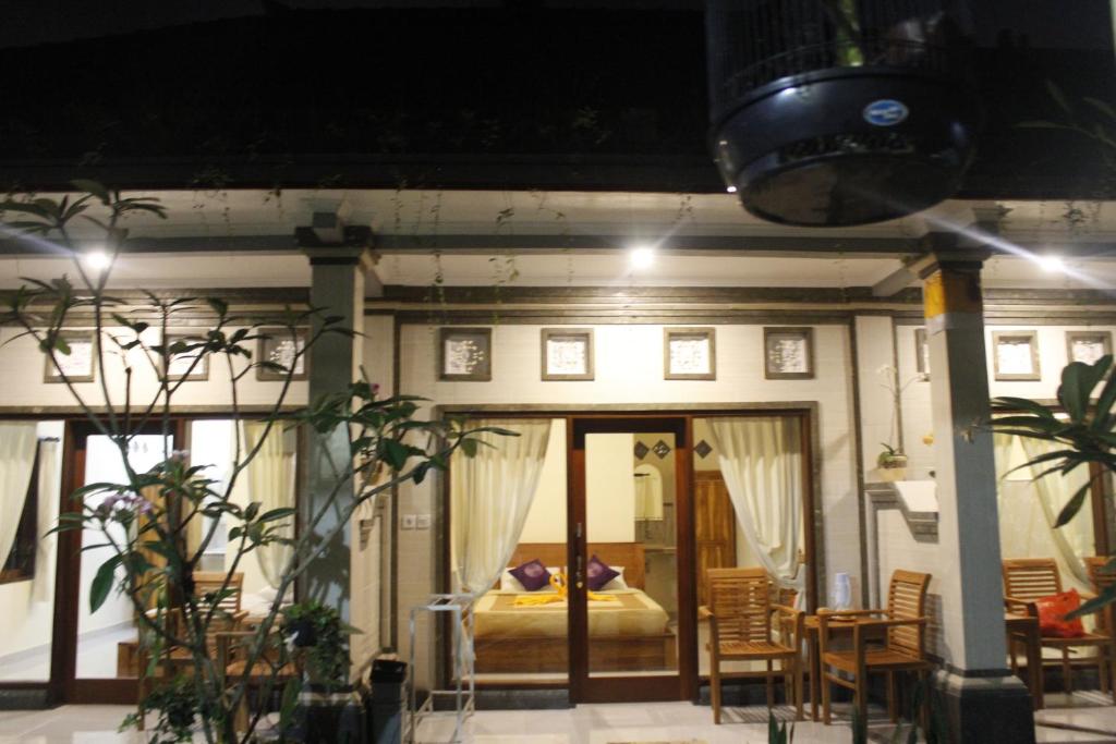 um quarto com uma cama, uma mesa e cadeiras em Blima Bali em Ubud
