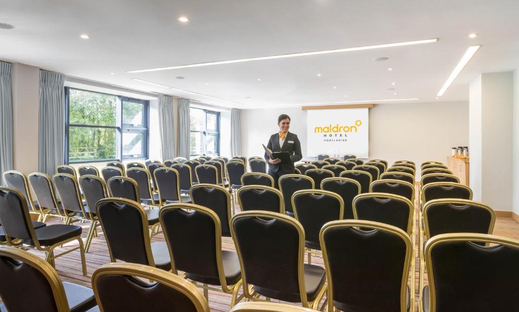 A área empresarial e/ ou a sala de conferências de Maldron Hotel Portlaoise