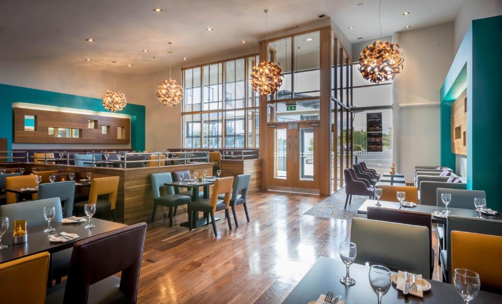 Um restaurante ou outro lugar para comer em Maldron Hotel Portlaoise