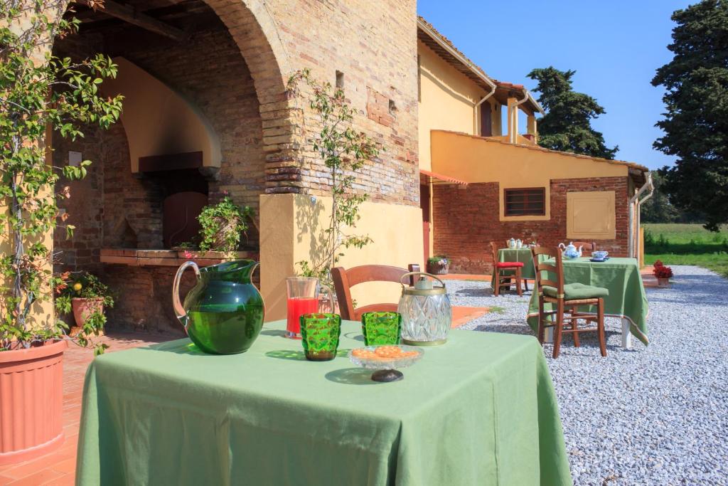 une table verte avec un vase vert au-dessus dans l'établissement Agriturismo Tenuta Vallelunga, à Guasticce