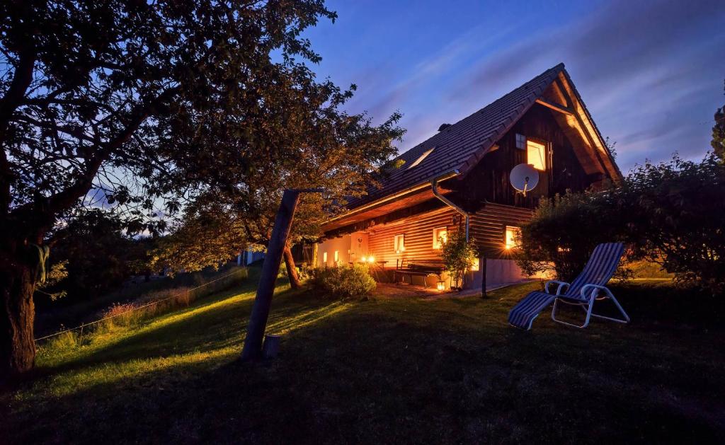 ein Holzhaus mit einer Bank davor in der Unterkunft Wachahof in Edlitz