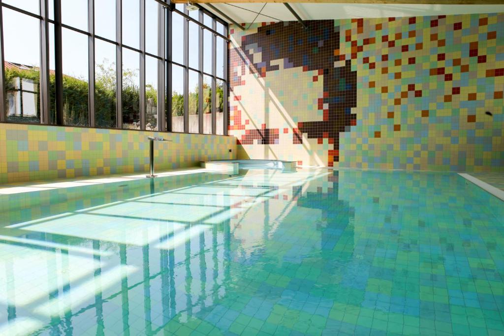 Bazén v ubytování Hotel Seeblick nebo v jeho okolí