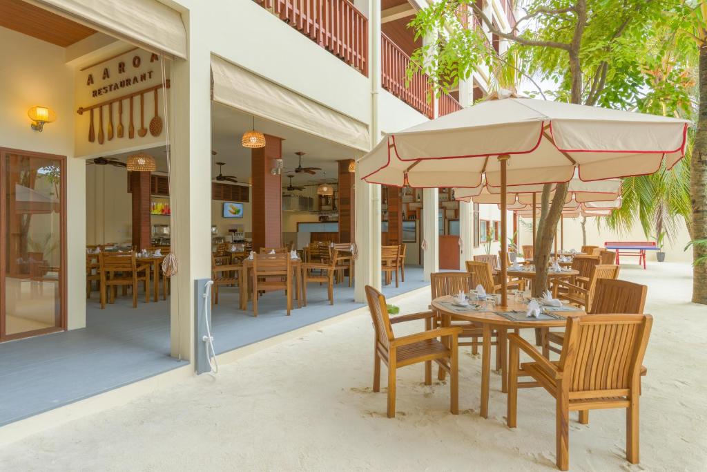Restaurace v ubytování Araamu Hotels Maldives at Dhiffushi