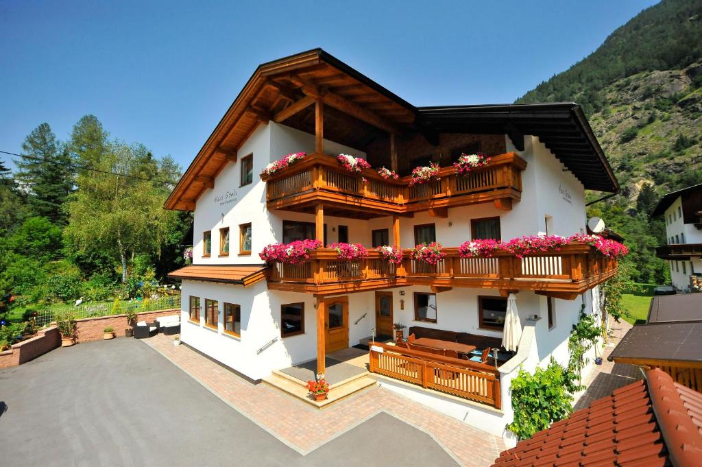 ein Gebäude mit Blumen auf den Balkonen in der Unterkunft Haus Gisela in Oetz