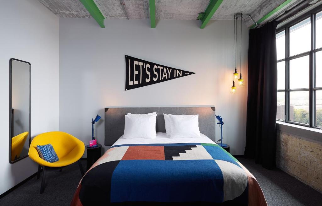 Un dormitorio con una cama y un cartel en la pared. en The Social Hub Maastricht, en Maastricht
