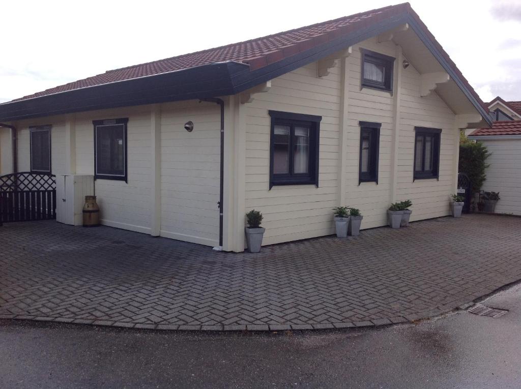 uma casa com uma entrada de tijolos em frente em De Kreek - De Krabbenkreek em Sint-Annaland