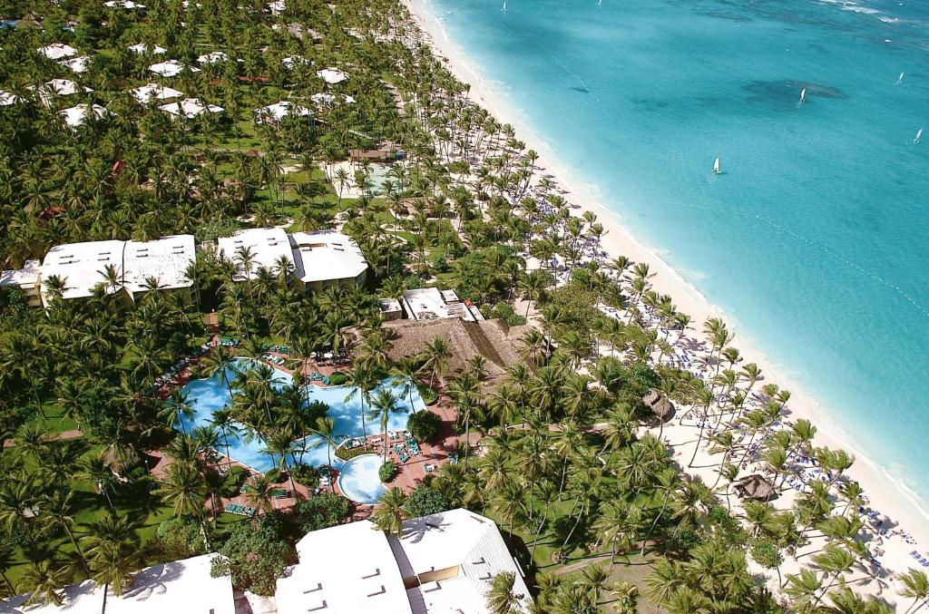 - une vue aérienne sur un complexe à côté de l'océan dans l'établissement Grand Palladium Punta Cana Resort & Spa - All Inclusive, à Punta Cana