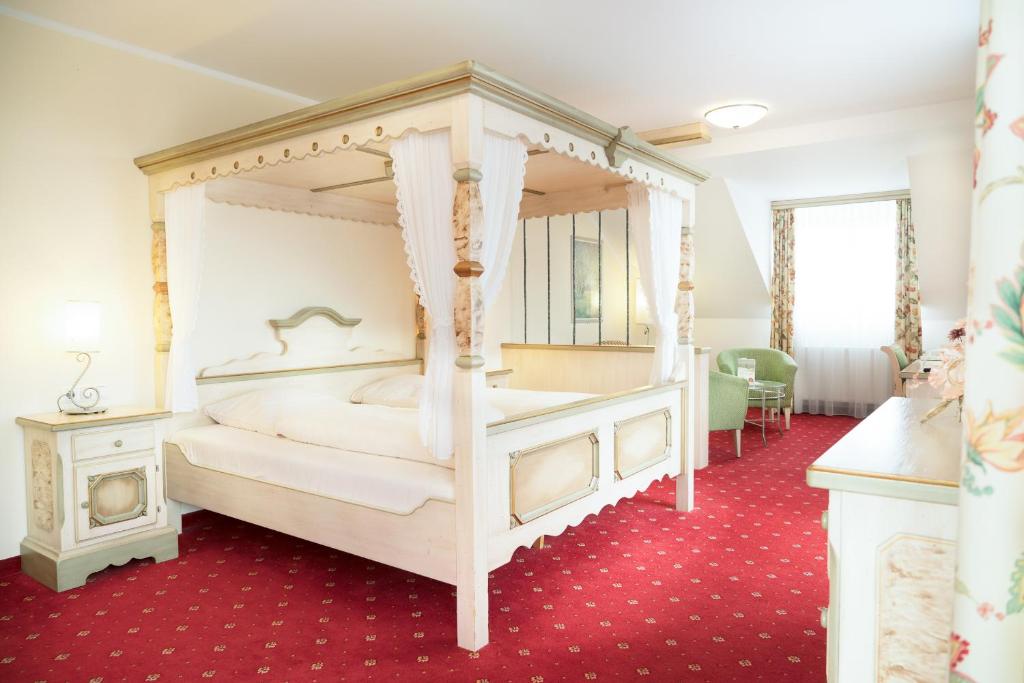 Postel nebo postele na pokoji v ubytování Hotel Seeblick