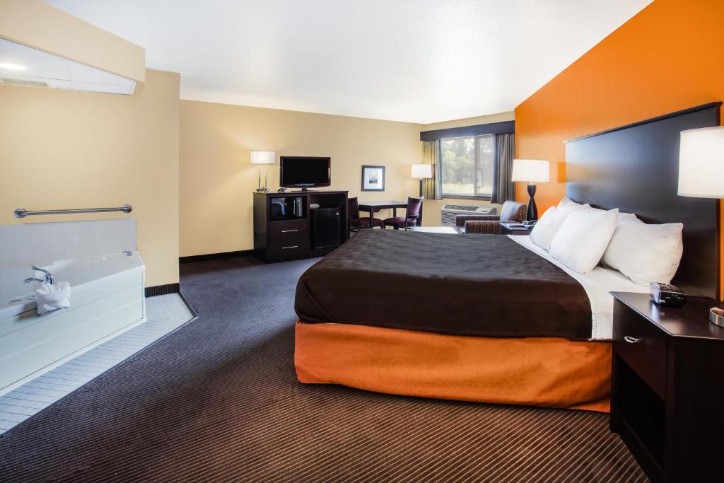 AmericInn by Wyndham Menomonie - Deluxe King Suite - No Fumadores