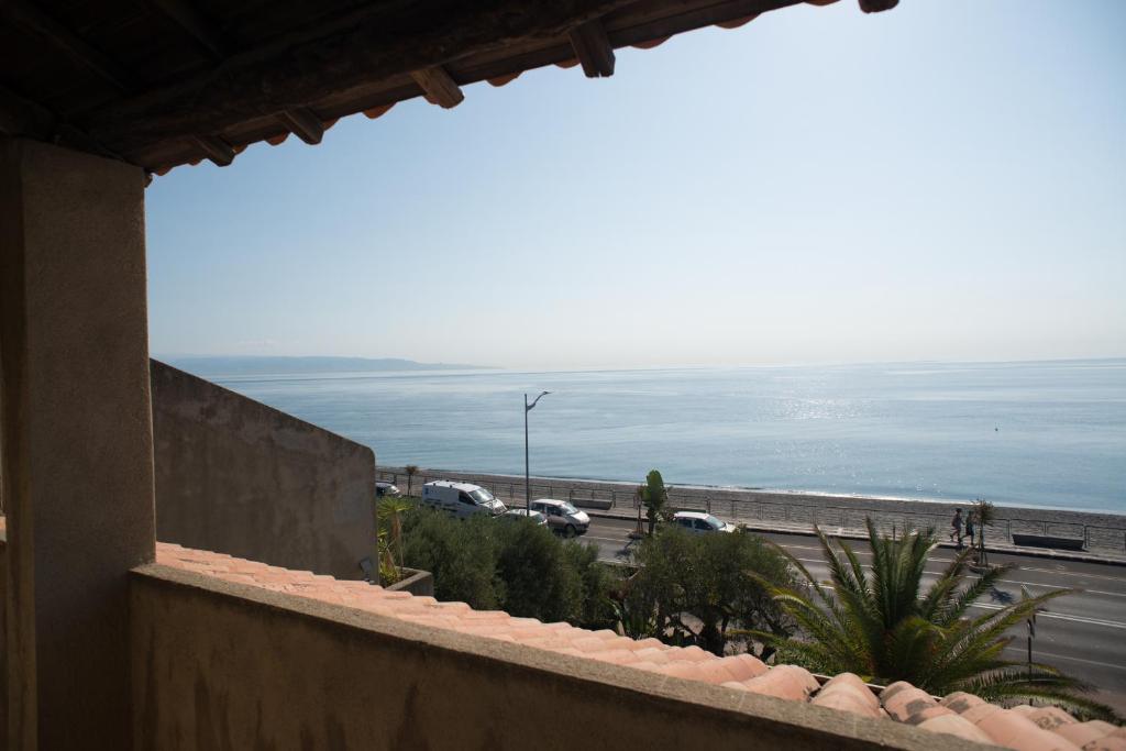vistas al océano desde un edificio en Casa Fleres, en Santa Teresa di Riva