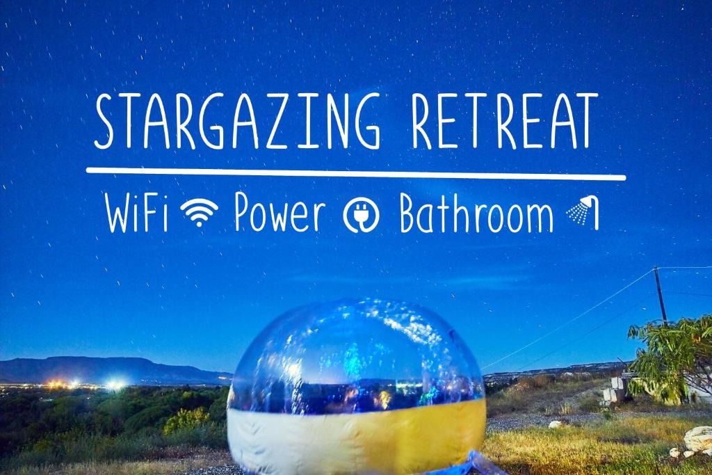 Stargazing Retreats في كامب فيردي: علامة تدل على تراجع الإشارة مع كرة الثلج في الليل