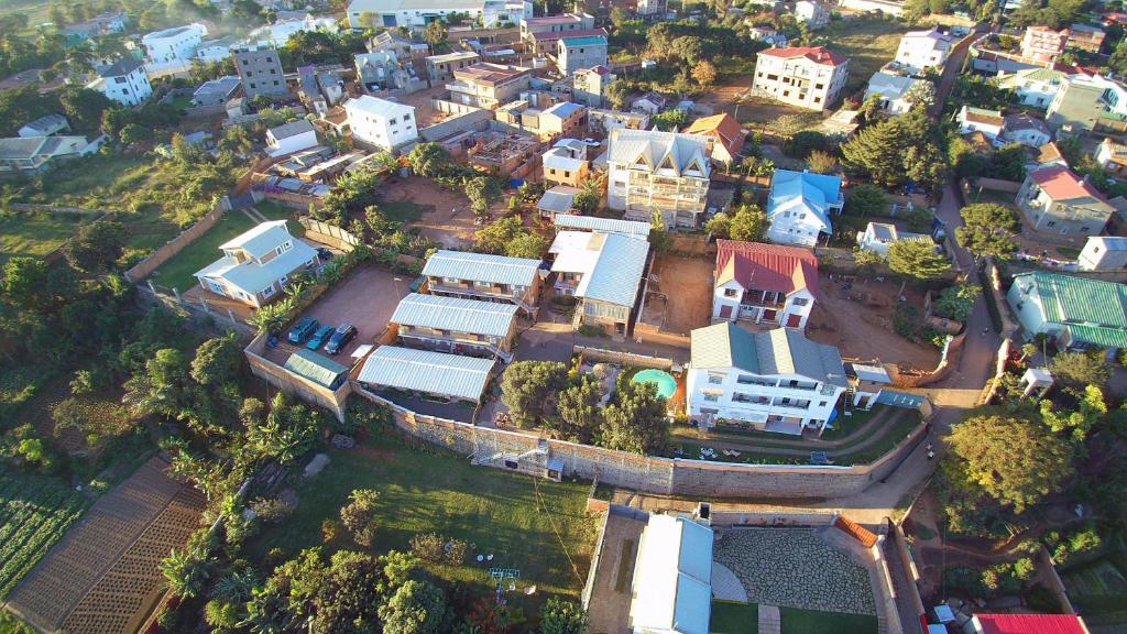 uma vista aérea de uma cidade com casas em Chez Jeanne Auberge em Talata-maty