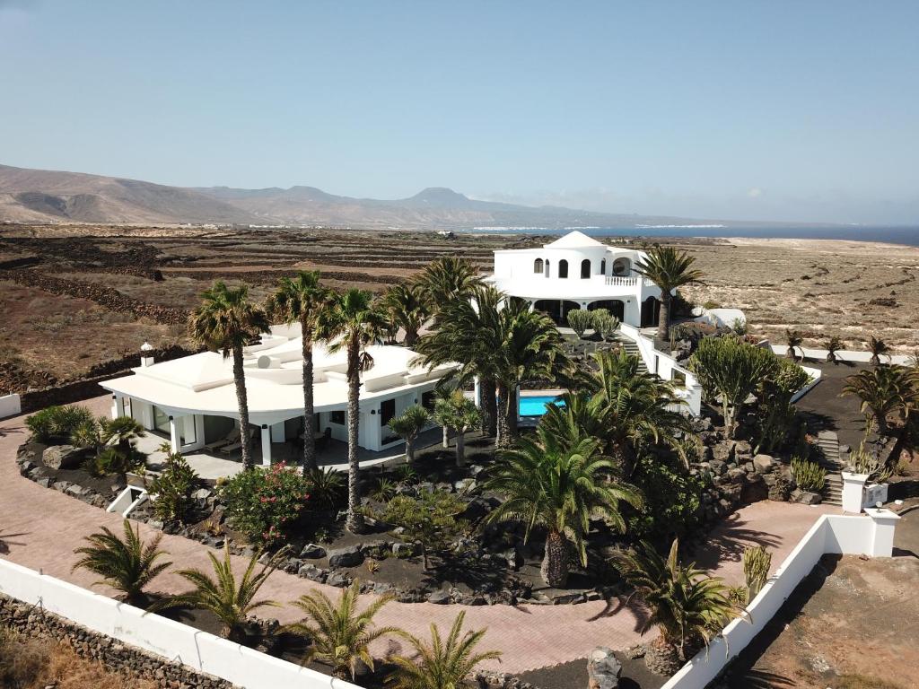 Una vista aérea de una casa blanca con palmeras. en Casa Ronda, en Charco del Palo