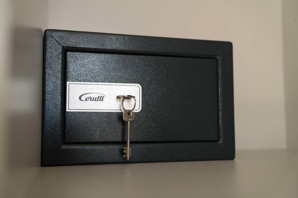 a picture of a black box with a key at Room 56 in Bari