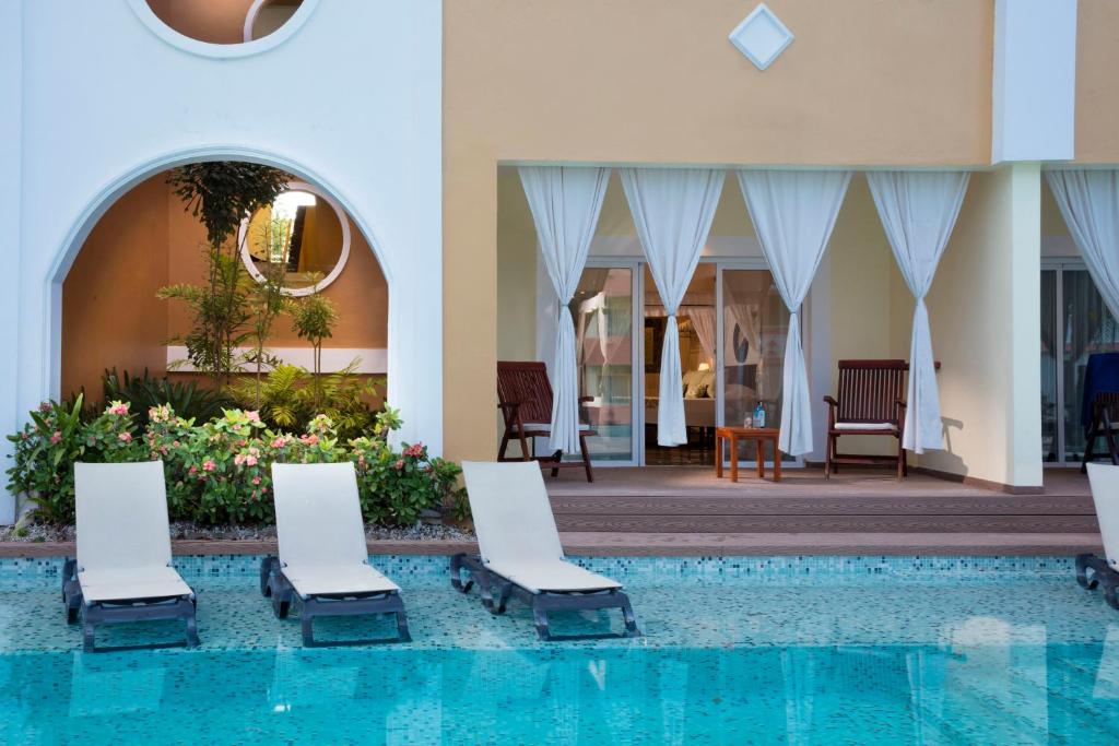 Bazén v ubytování TRS Turquesa Hotel - Adults Only - All Inclusive nebo v jeho okolí