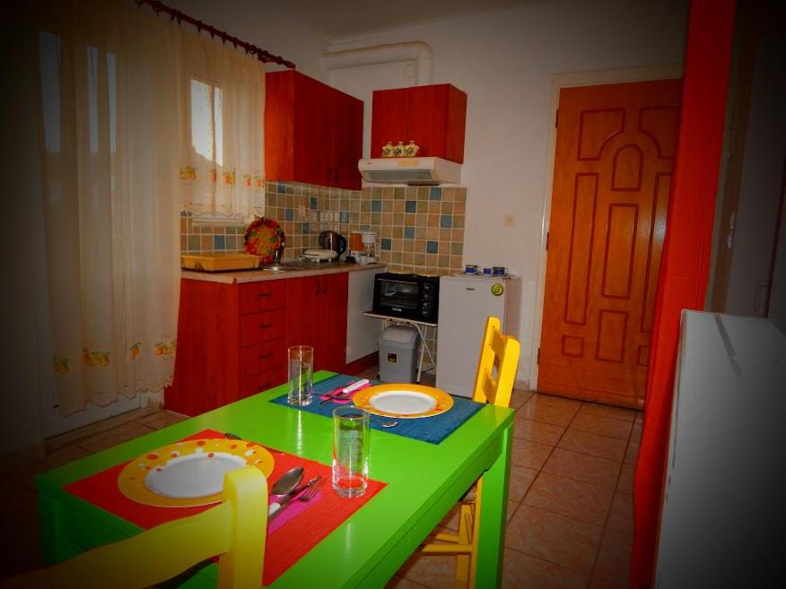 Kuchyň nebo kuchyňský kout v ubytování Small country apartment in Tripoli
