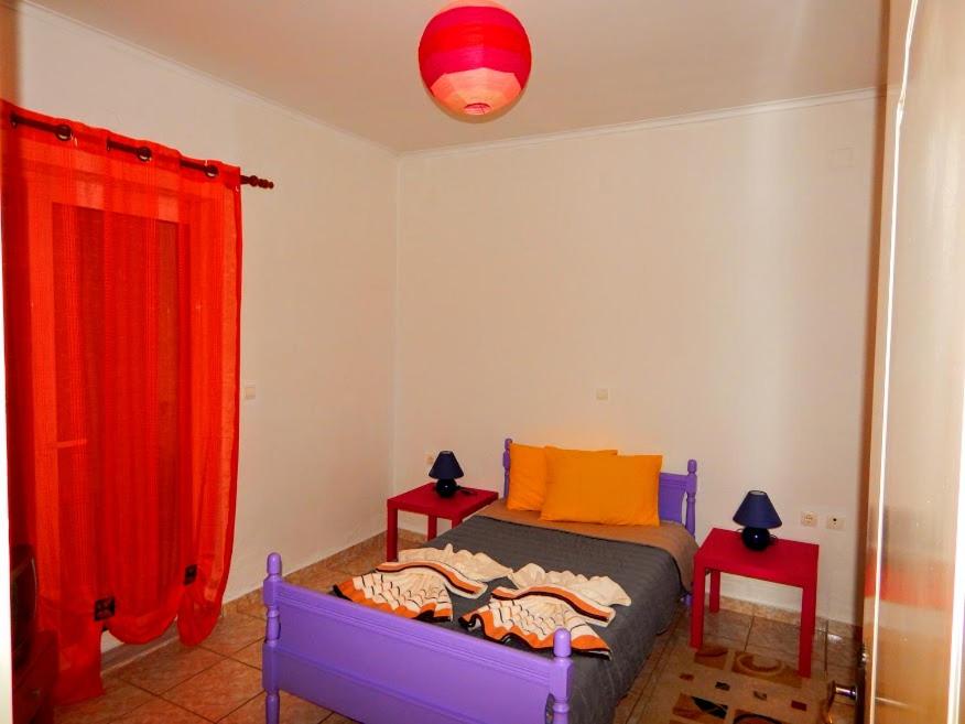 Katil atau katil-katil dalam bilik di Small country apartment in Tripoli