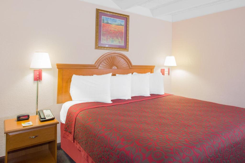 Days Inn by Wyndham Tallahassee University Center photo