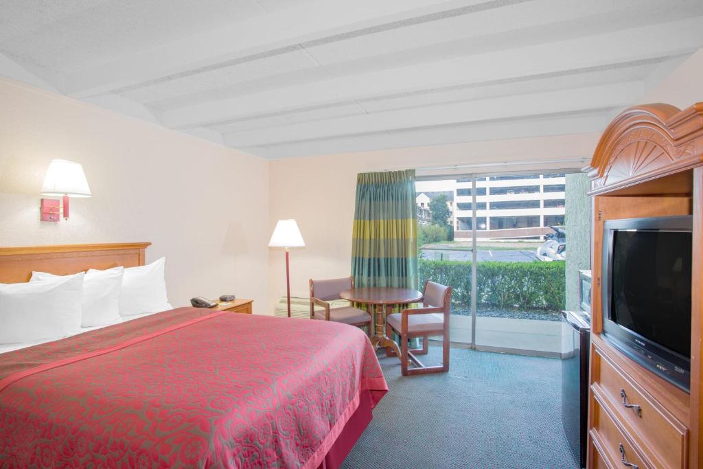 Days Inn by Wyndham Tallahassee University Center photo