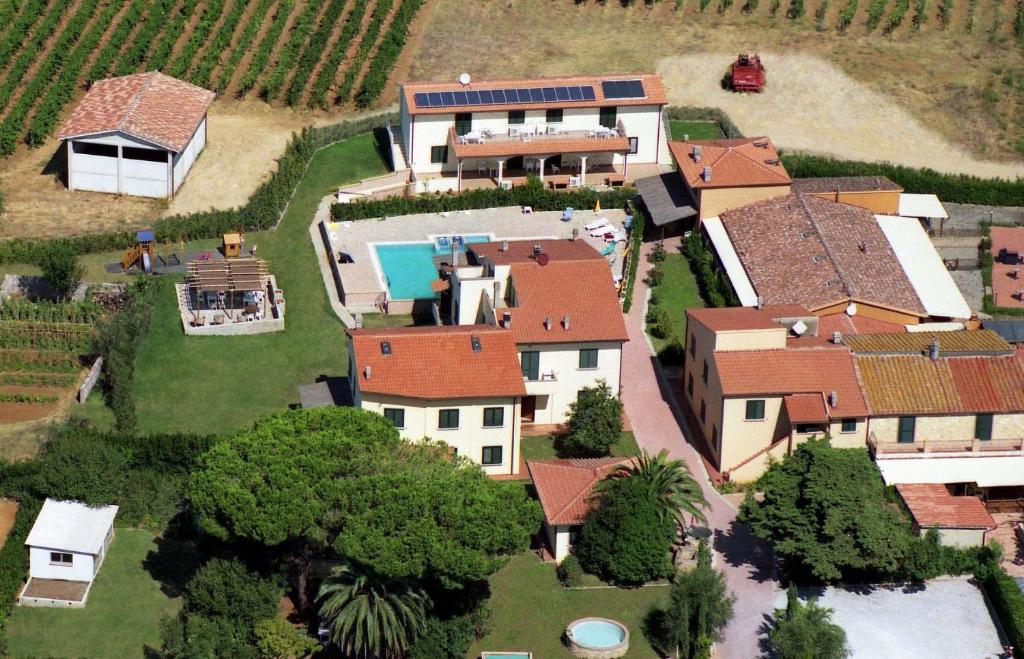una vista aérea de una casa con patio en Borgo Guglielmo en Marina di Cecina