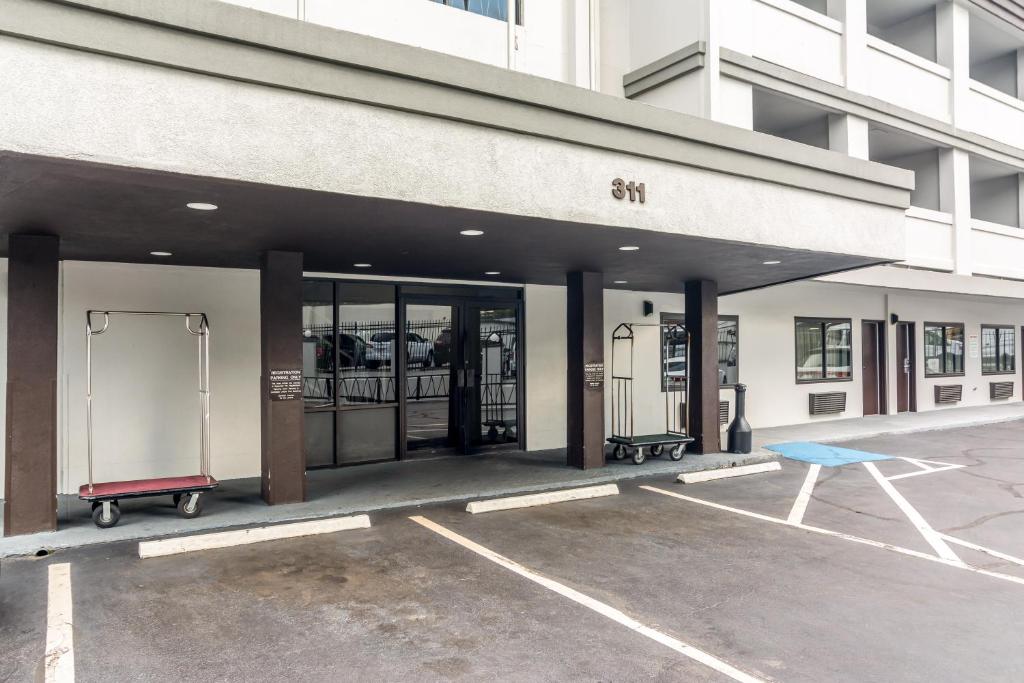 an empty parking lot in front of a building at Motel 6-Atlanta, GA - Downtown in Atlanta