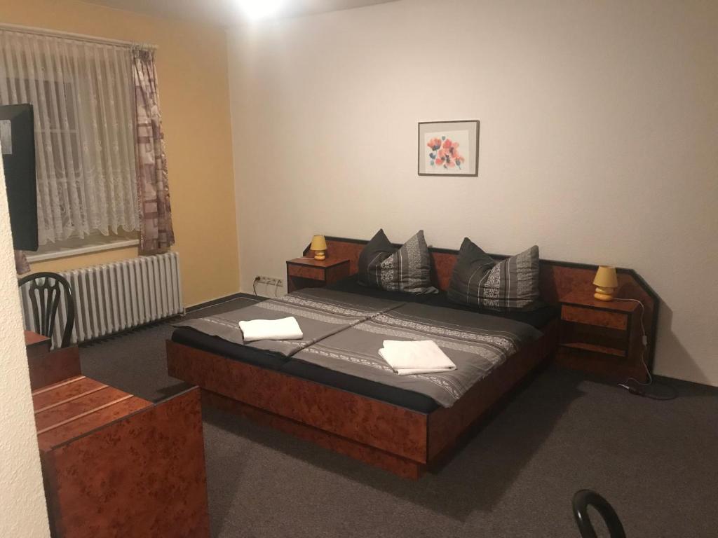 ein Schlafzimmer mit einem großen Bett in einem Zimmer in der Unterkunft Dos Gauchos in Grünheide