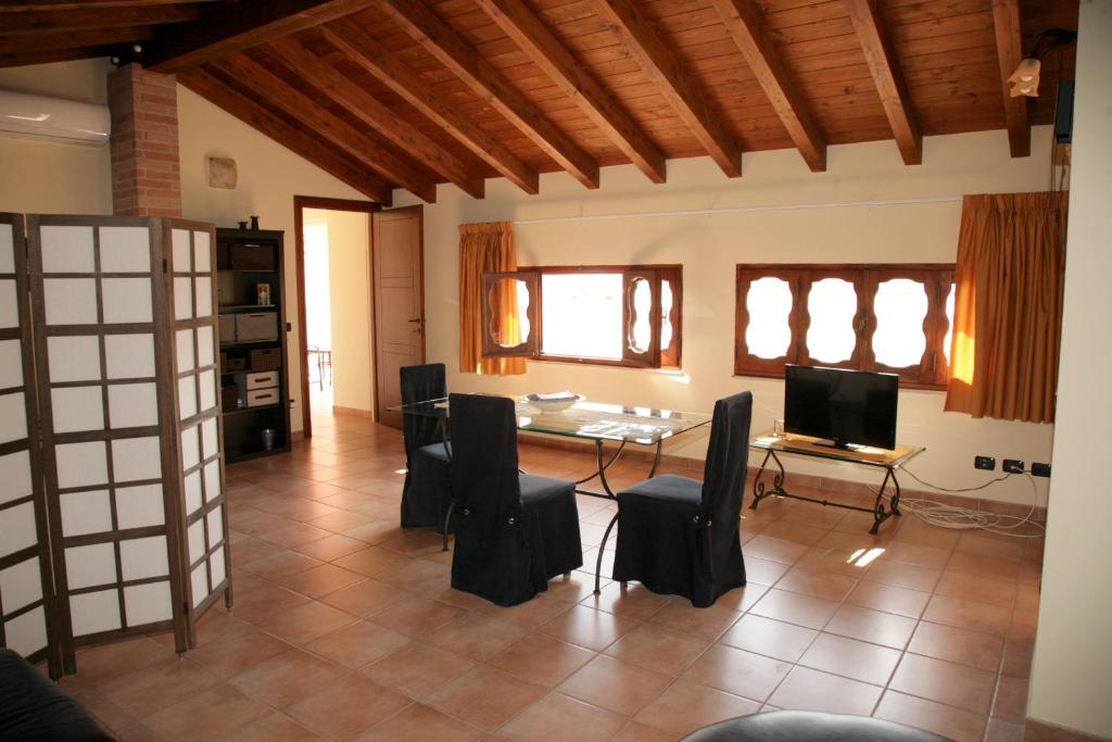モンセッラートにあるL'Isola Felice Apartmentのリビングルーム(テーブル、椅子、テレビ付)